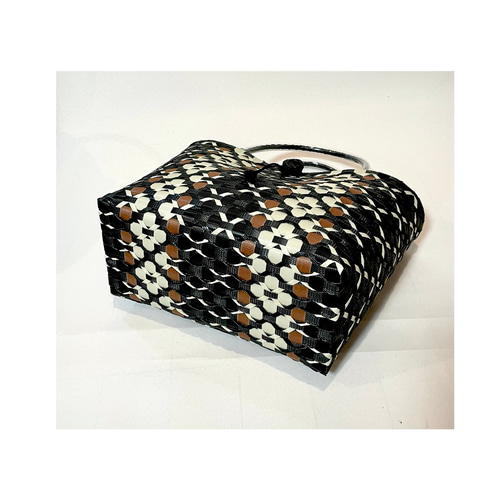 ppバンドの プラカゴバッグ 黒基調 大人可愛い 花柄ライン カゴバッグ