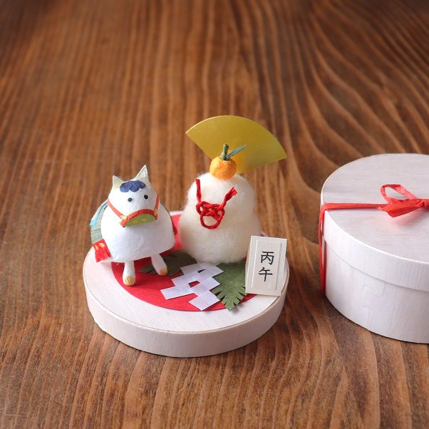 羊毛フェルト 作品 和菓子おせちで迎えるお正月 〜辰年〜 干支午、お供え餅☆正月しつらえ小箱☆和紙と羊毛☆送料500円 羊毛