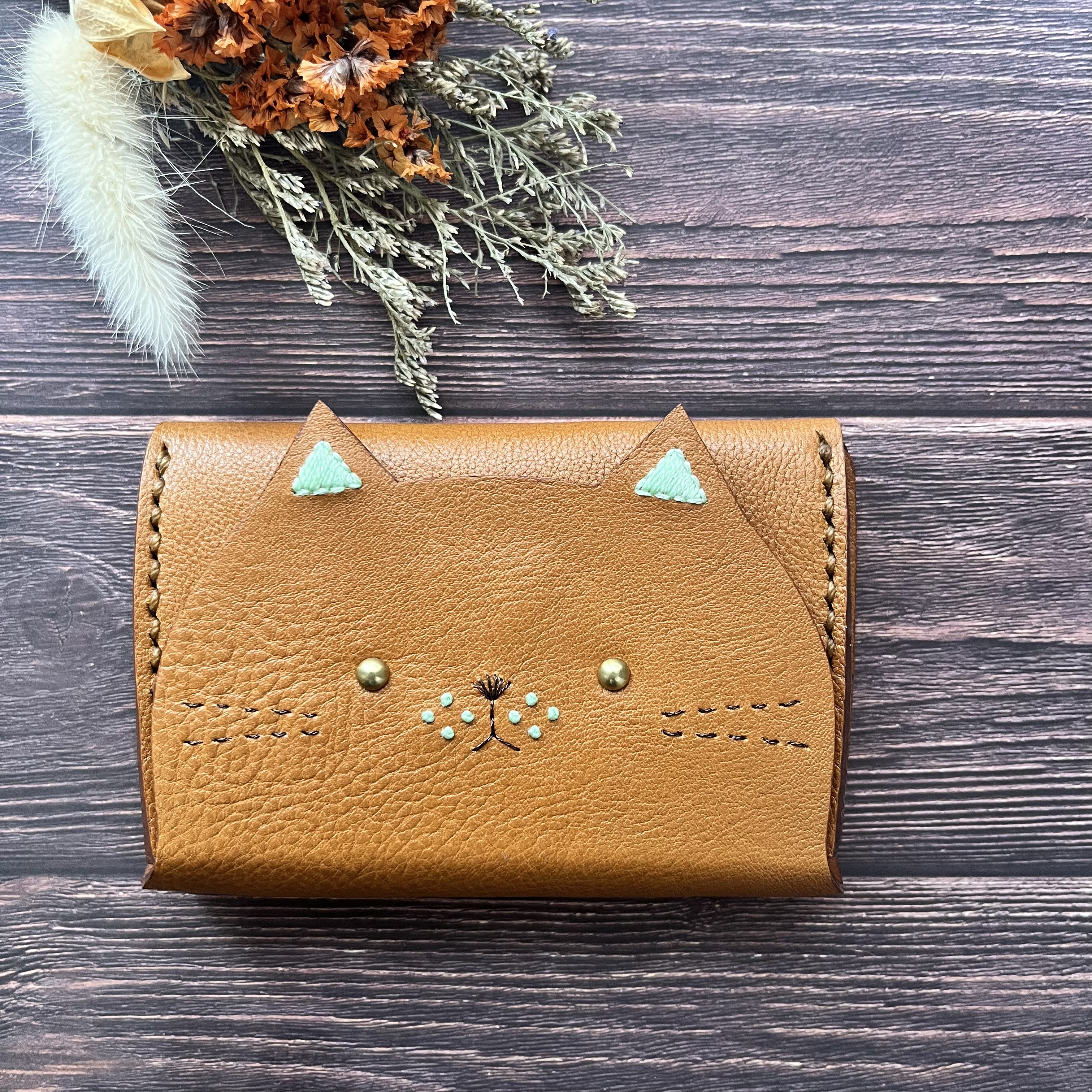 【受注制作】ねこのお顔 つぶらな瞳ver.　名刺入れ（カードケース）キャメル猫　ダコタレザー