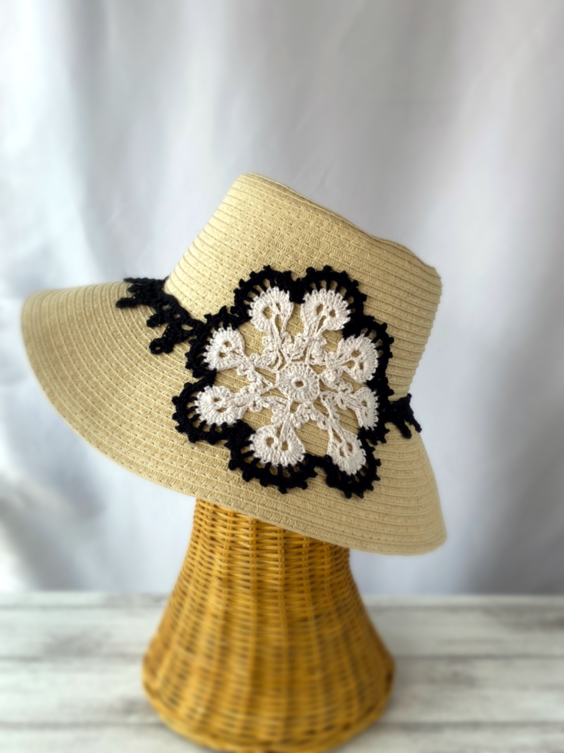 透かし編みモチーフとブレード付き ベージュにモノトーンの夏帽子