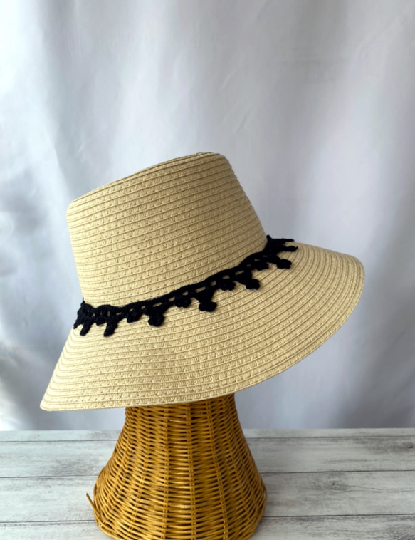 透かし編みモチーフとブレード付き　ベージュにモノトーンの夏帽子　アール・ヌーヴォーのクロッシェ　レディス用ハット　黒白 4枚目の画像