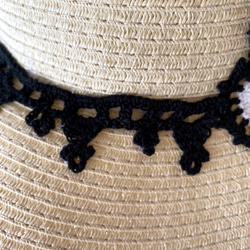透かし編みモチーフとブレード付き　ベージュにモノトーンの夏帽子　アール・ヌーヴォーのクロッシェ　レディス用ハット　黒白 6枚目の画像