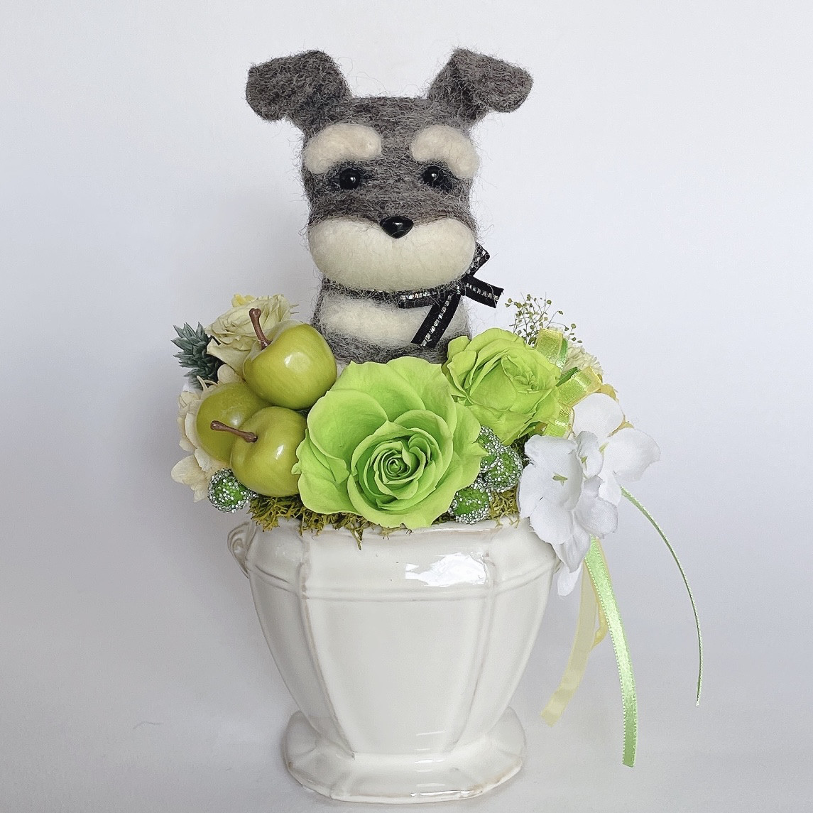シュナウザー（濃グレー）と青リンゴのプリザーブドフラワーのアレンジメント　犬　母の日