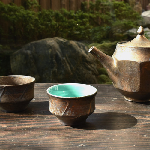 装飾的な黒と金の陶器ボトル 装飾的な黒と金の陶器ボトル