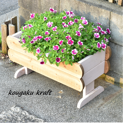 プランターを隠して花の見た目をワンランクアップ！ 木目とパステル