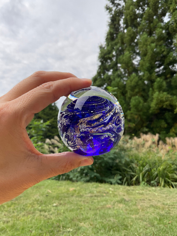 オバタ硝子工房　宙soraのペーパーウェイト 　瑠璃色　コバルトブルー　ガラス 3枚目の画像