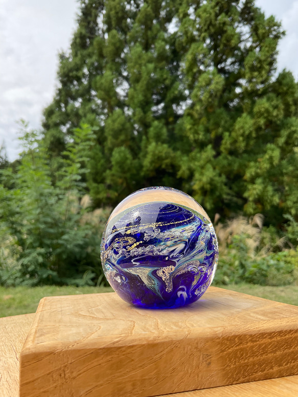 オバタ硝子工房　宙soraのペーパーウェイト 　瑠璃色　コバルトブルー　ガラス 5枚目の画像