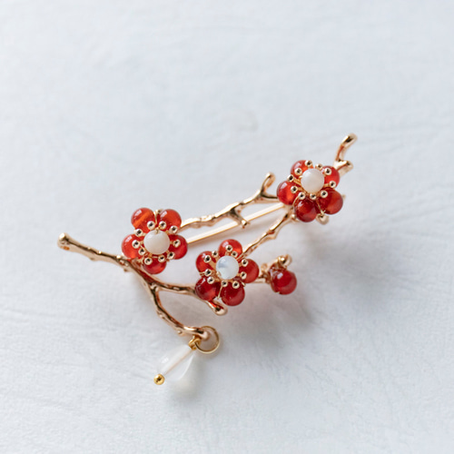 （天然石）赤瑪瑙の鳥のブローチ 天然石赤瑪瑙の紅梅 枝に咲く梅 ブローチ 赤瑪瑙&天然石カルセドニー