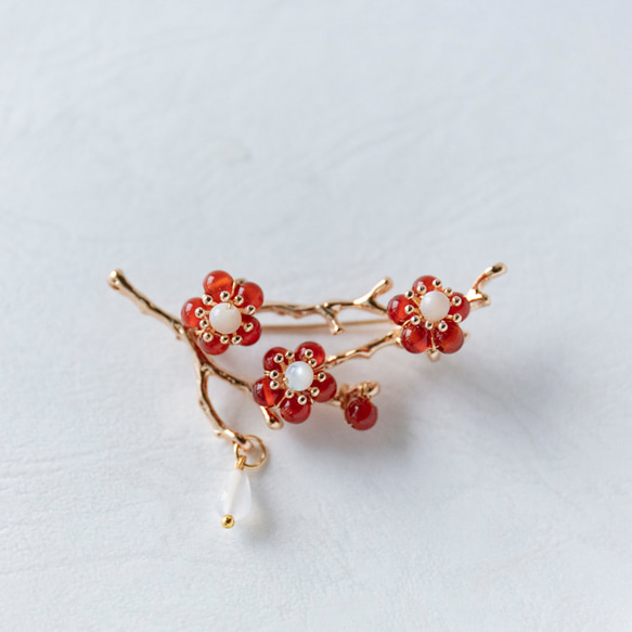 天然石赤瑪瑙の紅梅 枝に咲く梅 ブローチ 赤瑪瑙&天然石