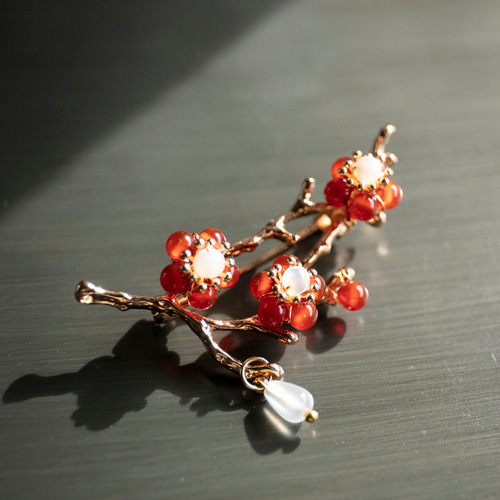 天然石赤瑪瑙の紅梅 枝に咲く梅 ブローチ 赤瑪瑙&天然石カルセドニー