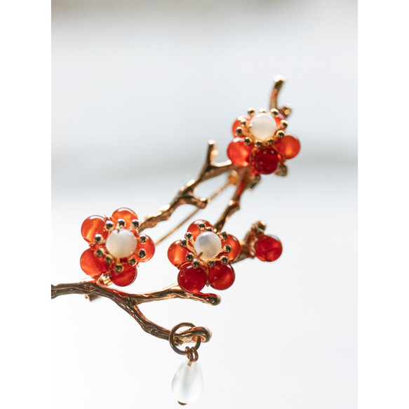天然石赤瑪瑙の紅梅　枝に咲く梅　ブローチ　赤瑪瑙&天然石カルセドニー 2枚目の画像