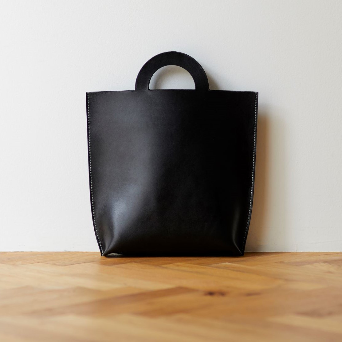 【受注製作】持ち手が一体になった一枚牛革のトートバッグ・ブラック・Mサイズ