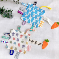 再販】シャカシャカタグハンカチ 布おもちゃ カシャカシャ うさぎ 人参