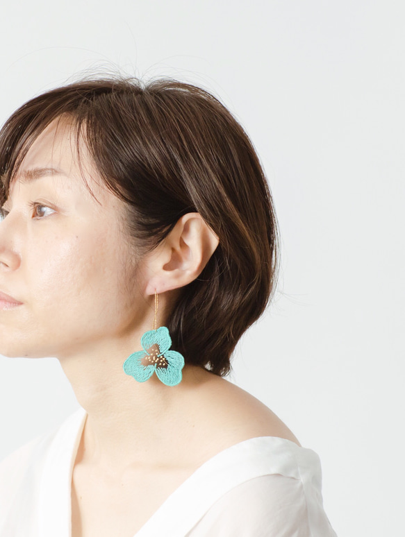 染めと刺繍のアクセサリーtint パンジーピアス ミントグリーン限定色