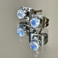 6月誕生石 ブルームーンストーンのプチスタッドピアス　サージカルステンレス316L 7枚目の画像