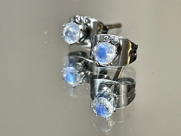 6月誕生石 ブルームーンストーンのプチスタッドピアス　サージカルステンレス316L 7枚目の画像