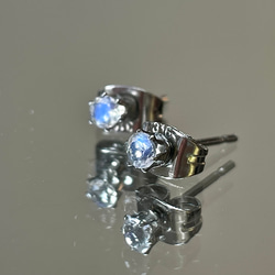 6月誕生石 ブルームーンストーンのプチスタッドピアス　サージカルステンレス316L 6枚目の画像