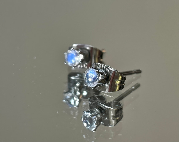 6月誕生石 ブルームーンストーンのプチスタッドピアス　サージカルステンレス316L 6枚目の画像