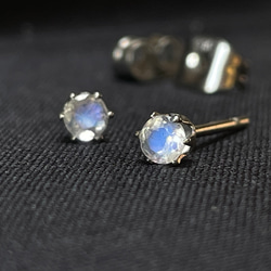 6月誕生石 ブルームーンストーンのプチスタッドピアス　サージカルステンレス316L 5枚目の画像