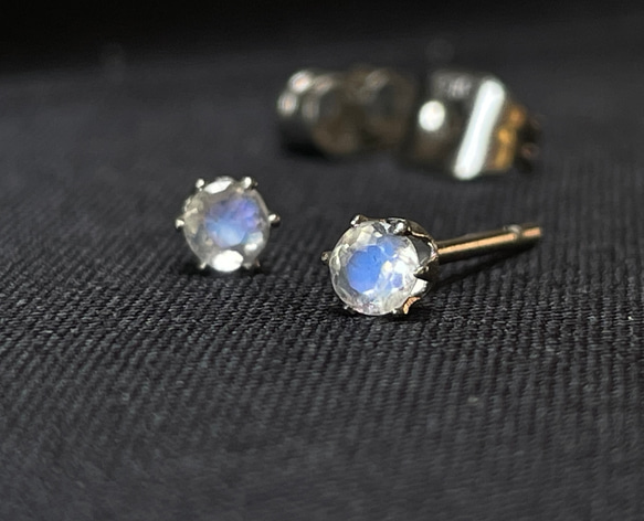 6月誕生石 ブルームーンストーンのプチスタッドピアス　サージカルステンレス316L 5枚目の画像