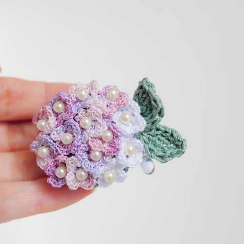 ﾟ雫滴る紫陽花のブローチ（しっとりピンク） ブローチ 編み物屋 ami