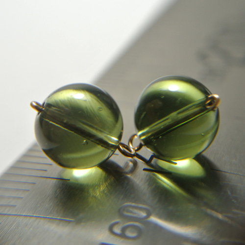 18KYG モルダバイトピアス