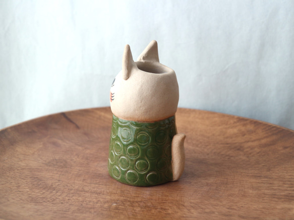 陶器で作った 旅猫カヌレの花入れ ( 緑色 ) 5枚目の画像