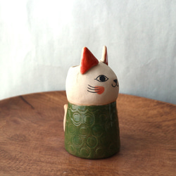 陶器で作った 旅猫カヌレの花入れ ( 緑色 ) 4枚目の画像