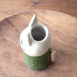 陶器で作った 旅猫カヌレの花入れ ( 緑色 ) 6枚目の画像