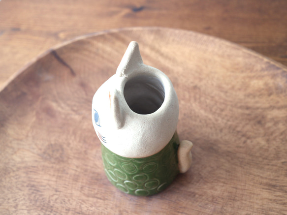陶器で作った 旅猫カヌレの花入れ ( 緑色 ) 6枚目の画像