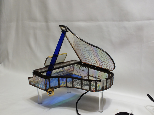 きらきらクリスタルのグランドピアノ  TYPE９；ステンドグラスでＬＥＤが点灯する手作りピアノ 12枚目の画像