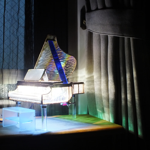 きらきらクリスタルのグランドピアノ TYPE9；ステンドグラスでLED
