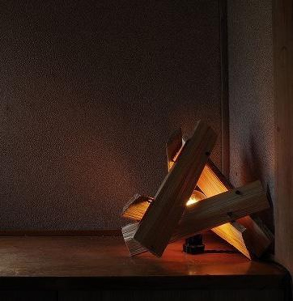 Stand　Light　-焚火-　(L)　フィラメント電球　調光スイッチ　丸太を斧で割ったへぎ板　木シェード 1枚目の画像