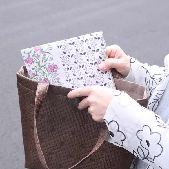 タブレットやノートが入る◎フランス製生地の花柄　A4サイズポーチ 3枚目の画像