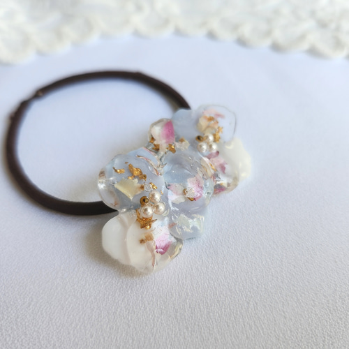 ホワイト×ブルー】フラワーレジン 花びら ヘアゴム♡ドライフラワー