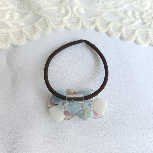 レジンヘアゴム　お花　ブルー　大ぶり　ほわほわ　ホワイト　ちょうちょ ホワイト×ブルー】フラワーレジン 花びら ヘアゴム♡ドライ