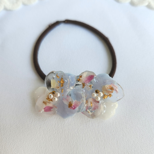 ホワイト×ブルー】フラワーレジン 花びら ヘアゴム♡ドライフラワー