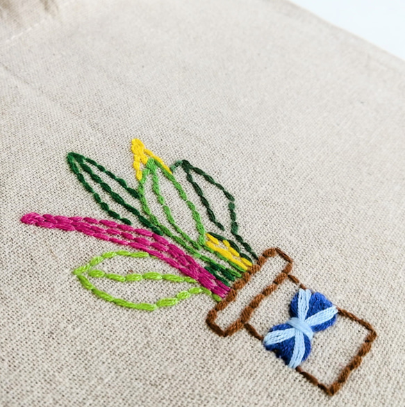【手縫いの刺繍】カラフルな観葉植物　トートバッグ　ショルダーバッグ　ベージュ　Ⅿサイズ　A4サイズ収納可能 3枚目の画像