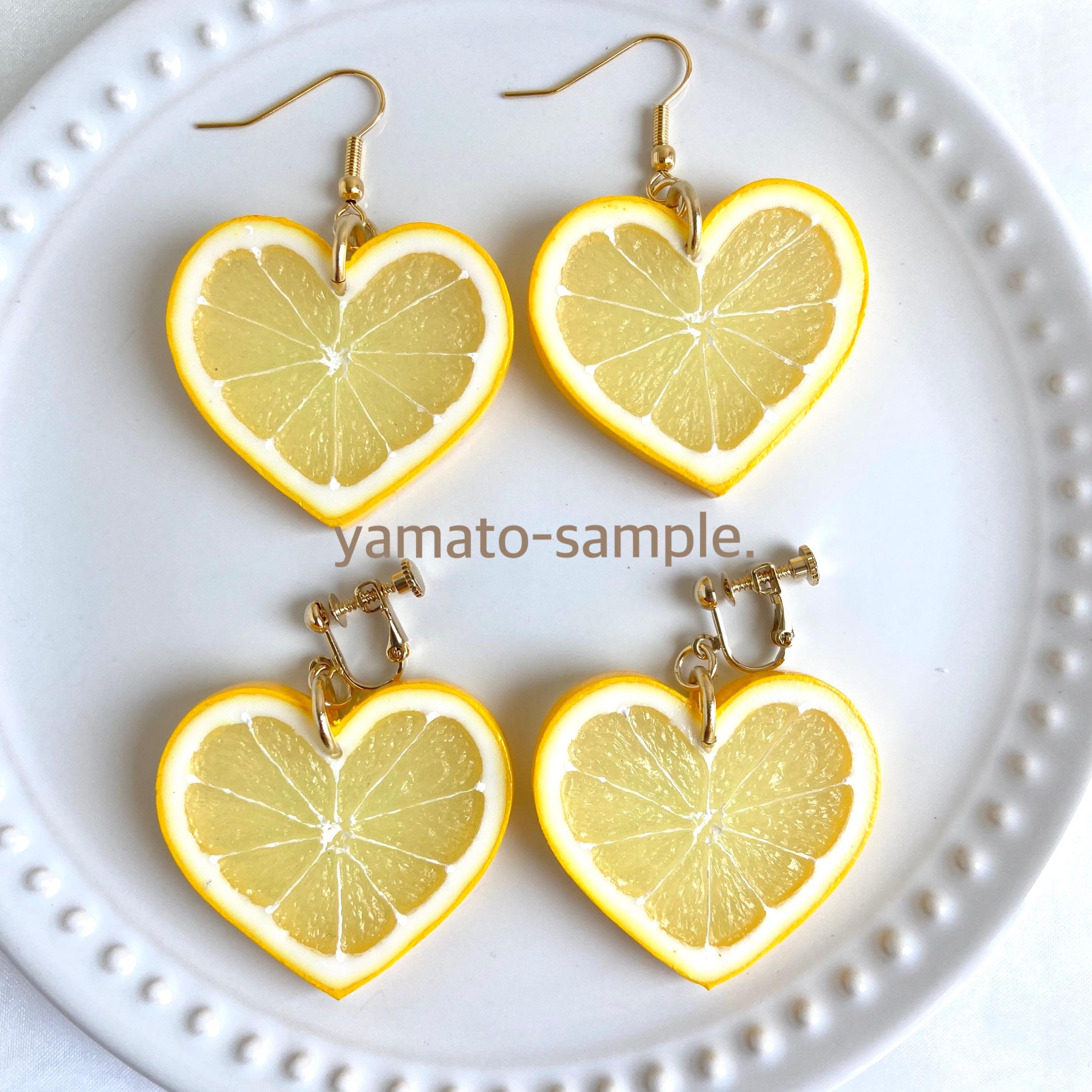 黄色いハートのバルーンピアス