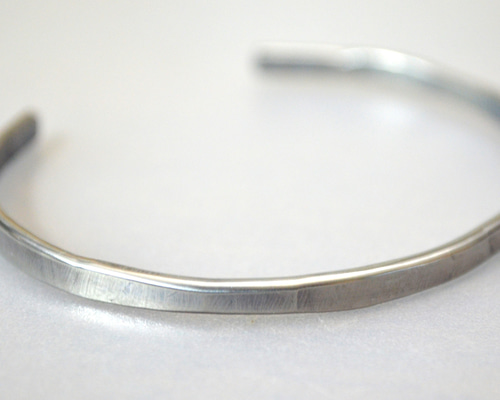 Titanium bangle・チタンバングル=内に緑青=内径60ミリ・楕円