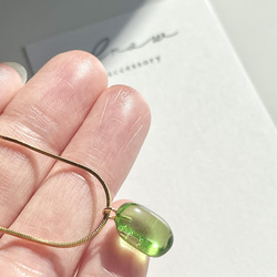海の天然石シーグラスのストーリー　小粒グリーンガラスとゴールドのチェーン 2枚目の画像