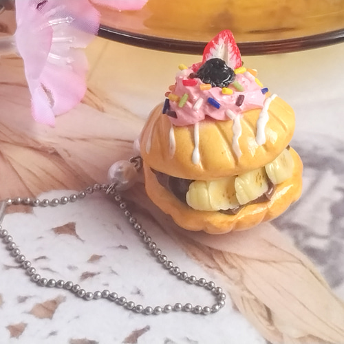 フルーツのチョコサンドの大きいマドレーヌのボールドチェーン