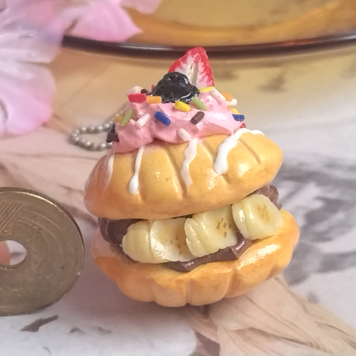 フルーツのチョコサンドの大きいマドレーヌのボールドチェーン