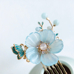 天然石のアクアマリンのお花と蝶のヘアコーム かんざし　　簪 ヘアアクセサリー　青い花 1枚目の画像