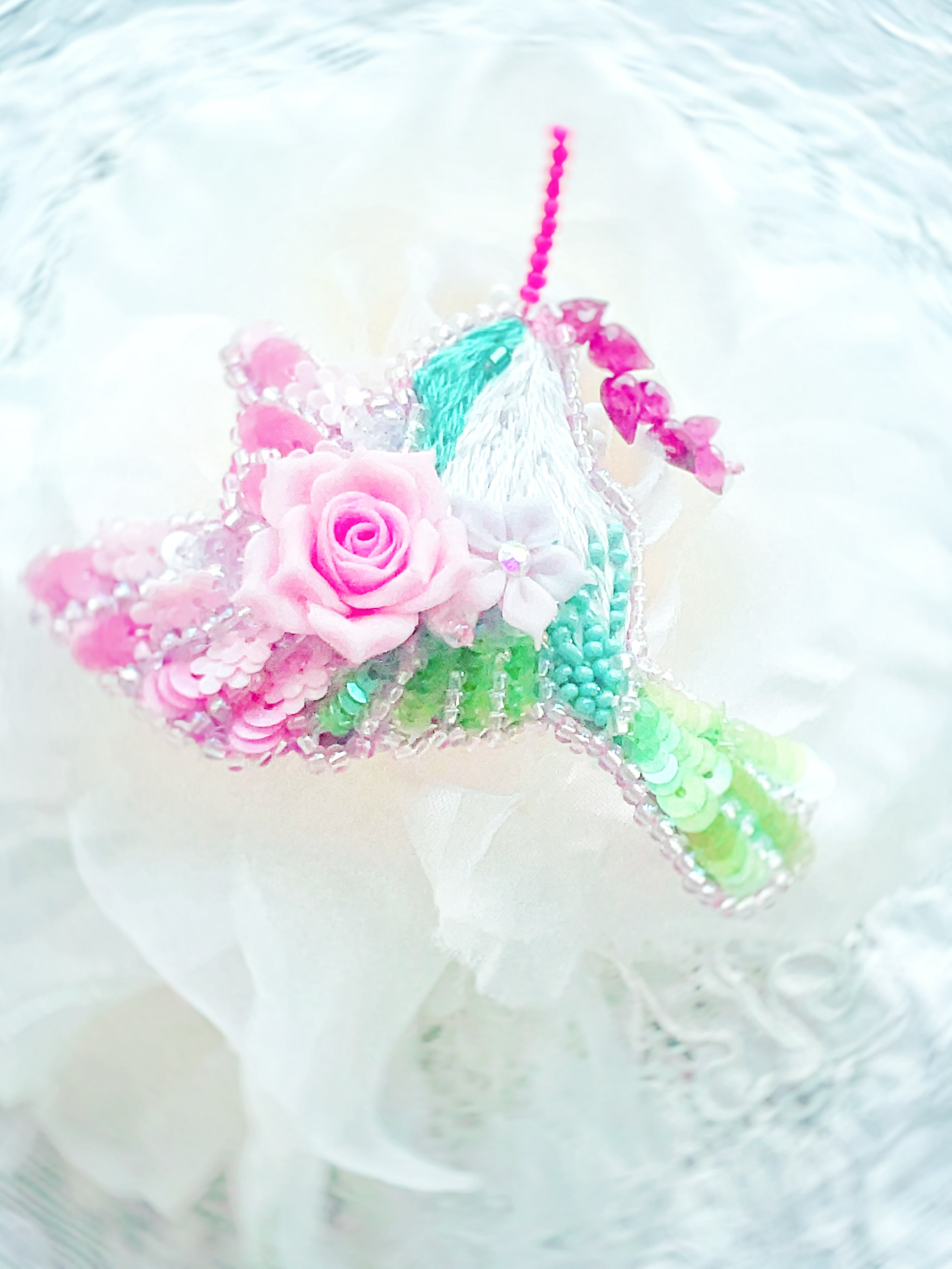 【天然石！ロードナイトガーネット付き】麗かハチドリとローズブーケのオートクチュール刺繍ブローチ　ピンクxブルーグリーン