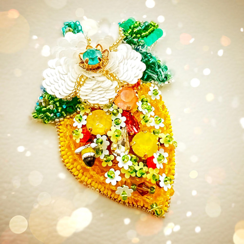 チューリップのブローチ ホワイト | オートクチュールビーズ刺繍
