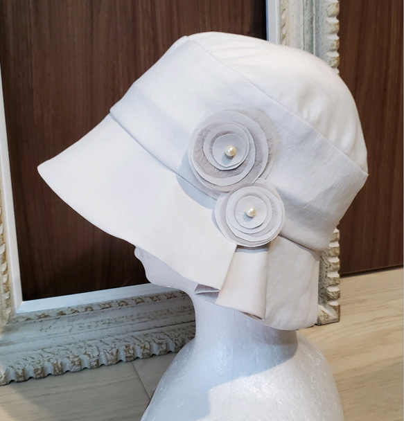 纏う…装いの帽子【ブリムのタックと裏地のしわ加工が個性的な