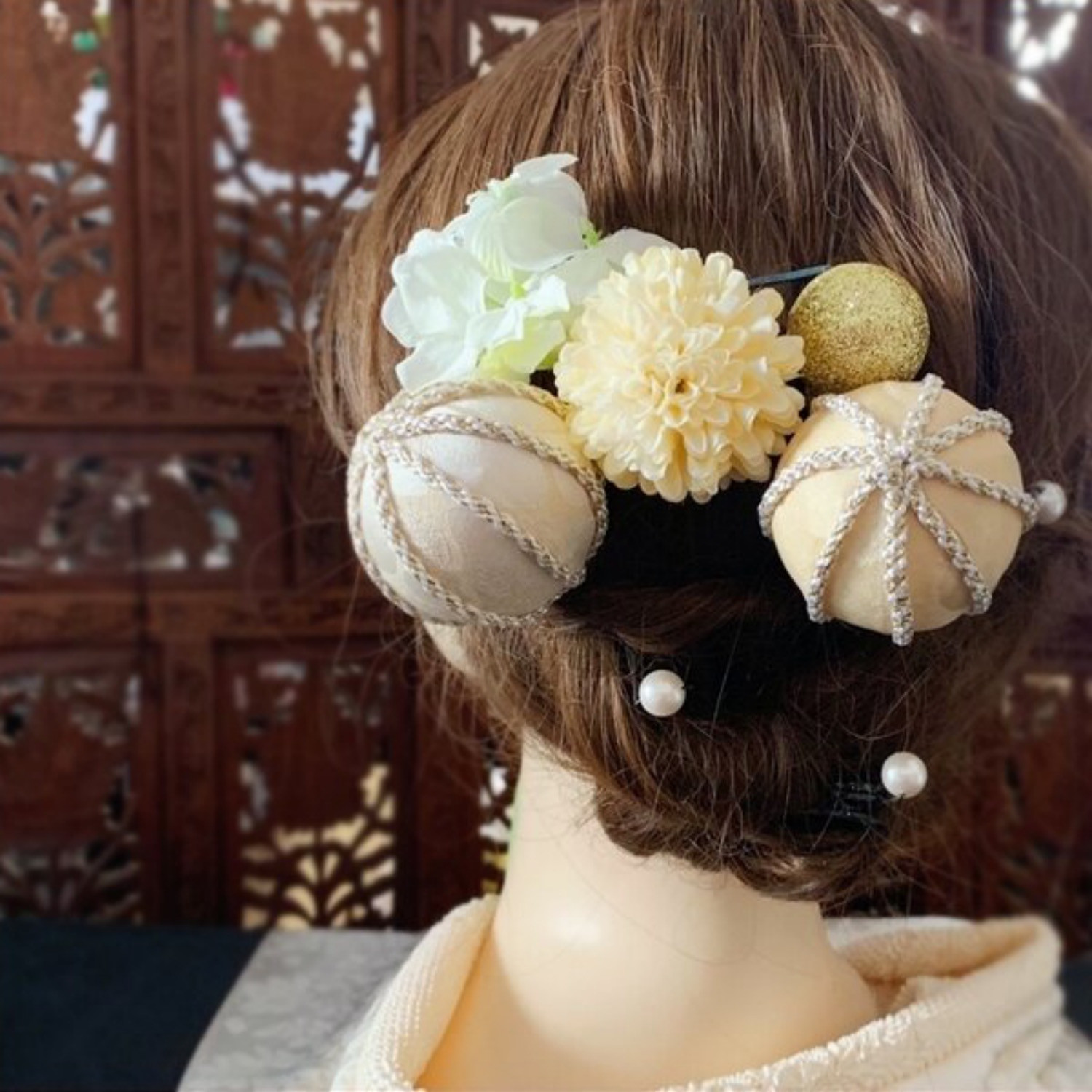 【送料無料】成人式　結婚式　和装　髪飾り　白　布玉の美し手毬飾り【色変更可能】