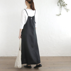 亞麻桌布風格背帶裙 可調節長度，帶絲帶（黑色）SK03。 第5張的照片