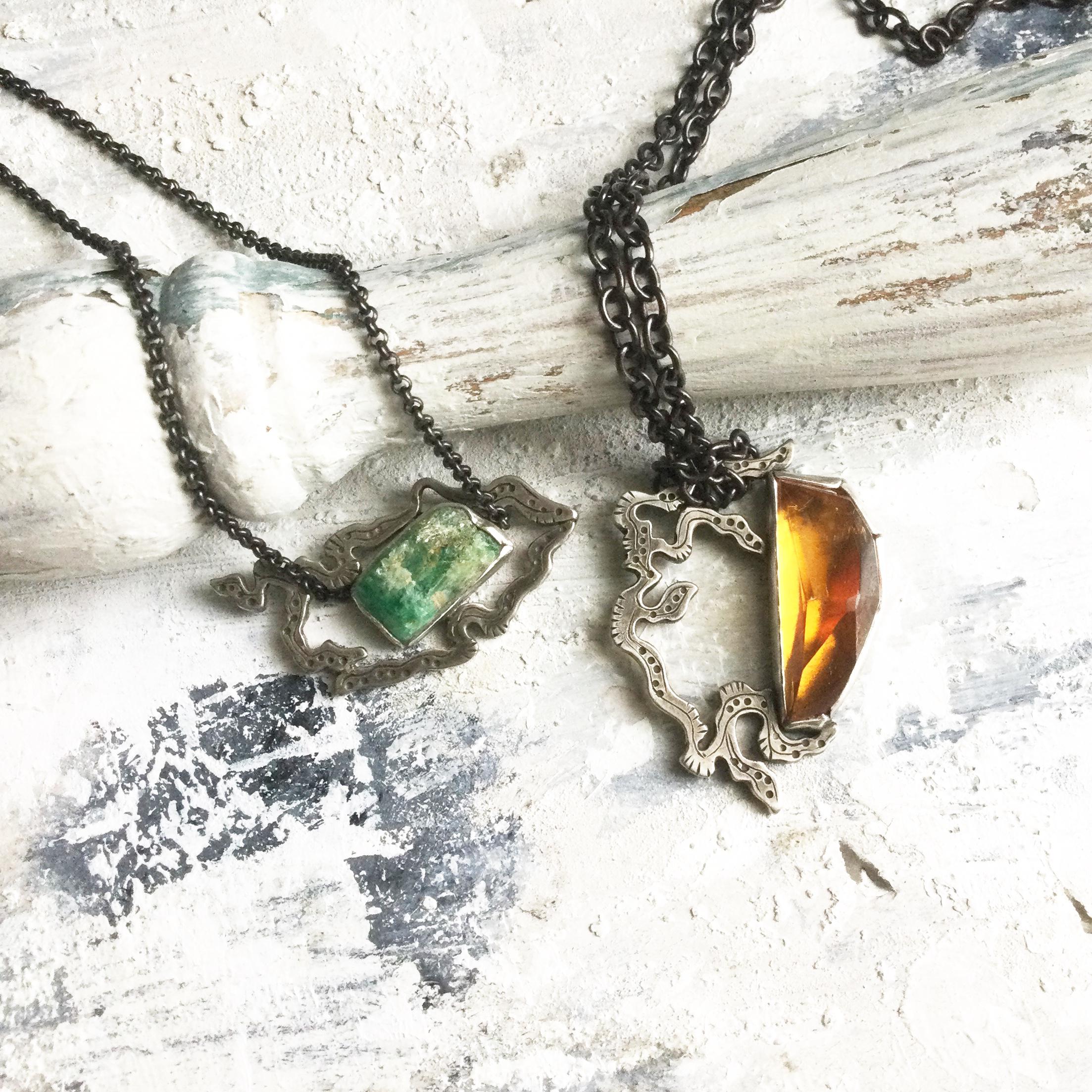 うごめき　琥珀　ネックレス